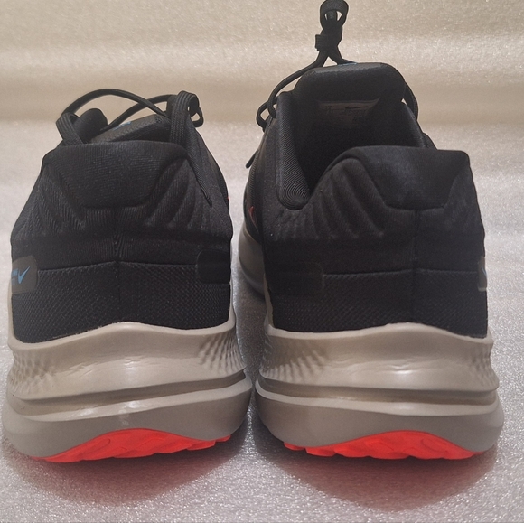 NWOT Nike Quest 5 Men's Sneakers - Picture 4 of 5